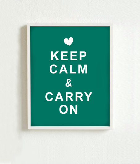Keep Calm and Carry On 문구가 있는 초록색 포스터